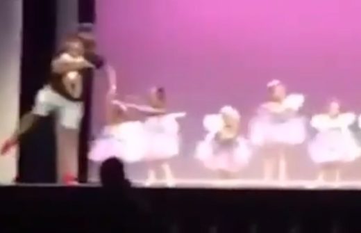 Video: Atasi demam panggung putrinya, ayah temani nari balet bersama