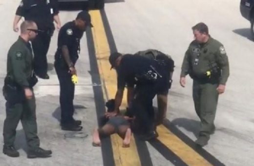 Remaja setengah telanjang masuk landasan pacu coba naik pesawat yang baru mendarat