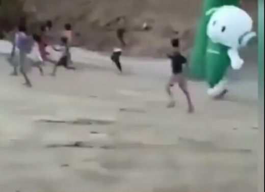 Video: Maskot smartphone lari kencang kejar anak-anak kecil