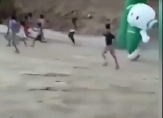 Video: Maskot smartphone lari kencang kejar anak-anak kecil