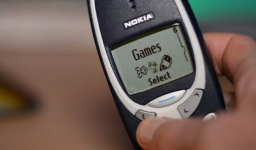 Video: Dari jadi vibrator sampai anti peluru, Nokia 3310 adalah âmobile legendâ sebenarnya