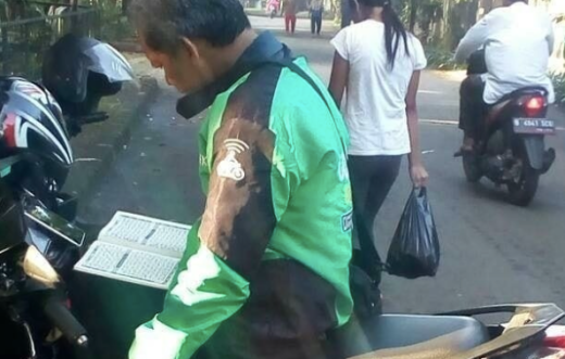 Driver Go-Jek baca Quran sambil menunggu orderan