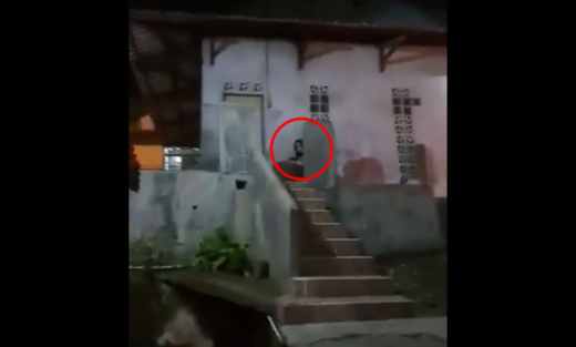 Penampakan terekam, pas malam Takbiran ângintipâ orang main kembang api