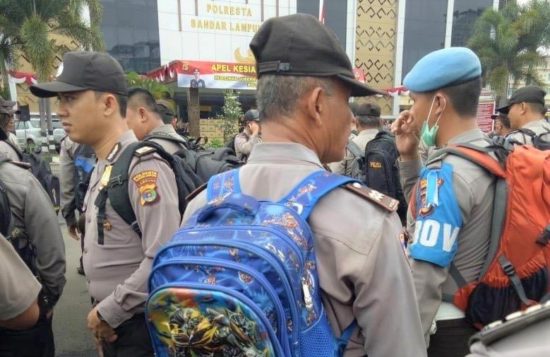 Kangen cucu, polisi pakai tas anak-anak pas apel pengamanan Pilkada
