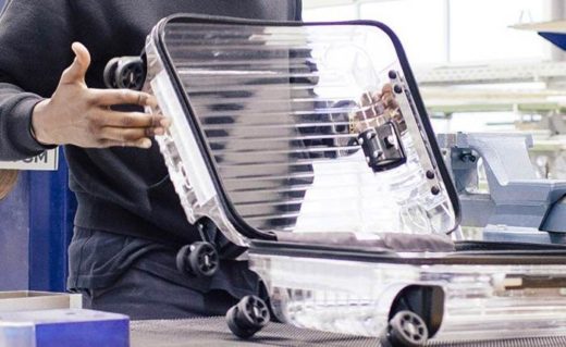 Hobi travelling sekaligus pamer? Ada koper transparan dari Jerman