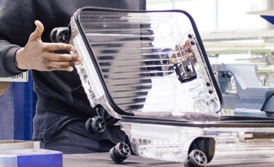 Hobi travelling sekaligus pamer? Ada koper transparan dari Jerman