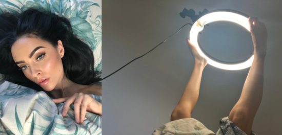 Totalitas! Pegang lampu pakai kaki demi selfie sempurna