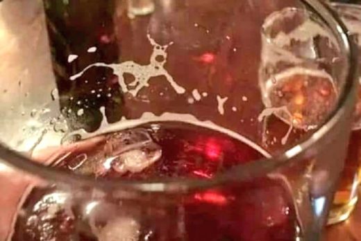 Lagi minum, siluet Scooby-Doo terbentuk dari busa bir yang menempel pada gelas