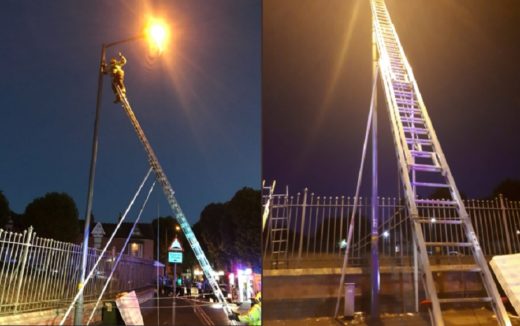 Kayak kucing bisa naik gak bisa turun, pria teler panjat tiang lampu ngerepotin pemadam kebakaran