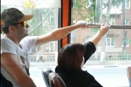 Video: Perang buka-tutup jendela di bus, siapa yang menang?