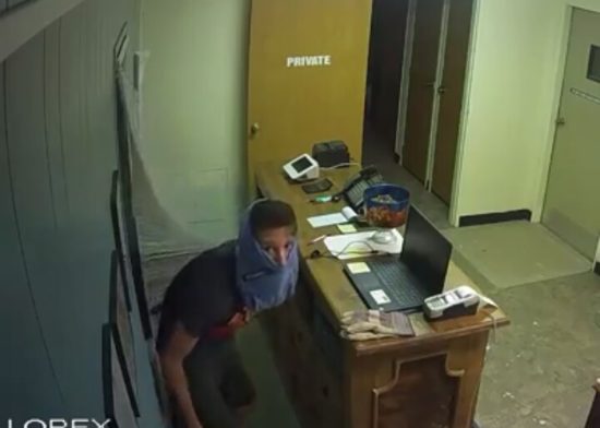 Terekam CCTV, polisi cari pencuri bertopeng celana dalam lewat Facebook