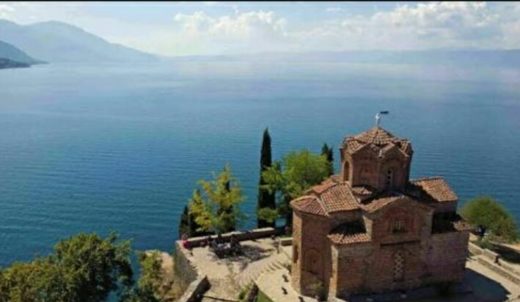 Pria Bulgaria cetak rekor dunia, terbungkus karung berenang seberangi danau