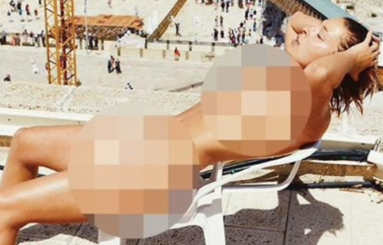 Foto bugil depan tempat suci di Yerusalem, model Belgia dikecam