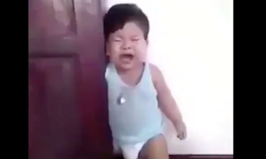 Video: Anak kecil sengaja bolak-balik menjepitkan diri ke pintu trus nangis
