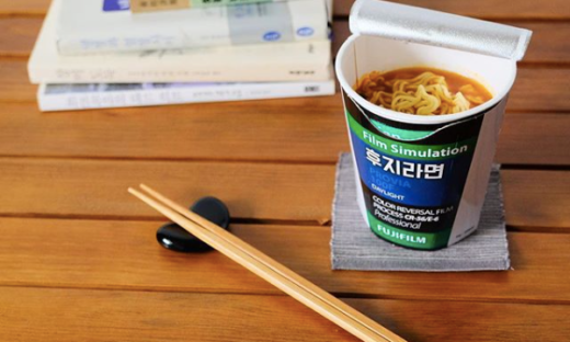 Ada ramen instan rasa kimchi, kemasannya mirip rol film