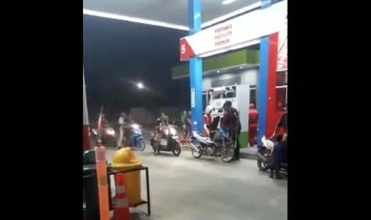 Video: Datang serombongan ke SPBU, yang isi bensin cuma satu