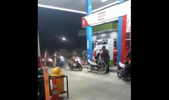 Video: Datang serombongan ke SPBU, yang isi bensin cuma satu