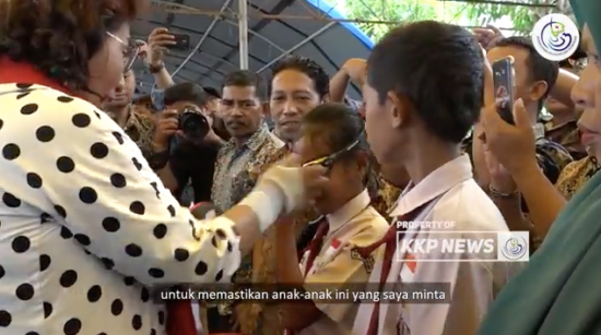 Susi Pudjiastuti bagikan kacamata renang untuk anak-anak pesisir