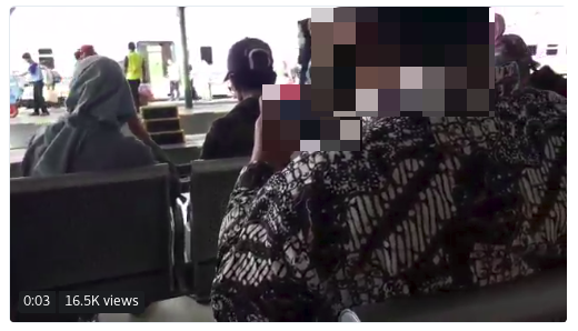 Bapak-bapak di stasiun cuek baca cerita jorok lewat HP, hurufnya gede-gede