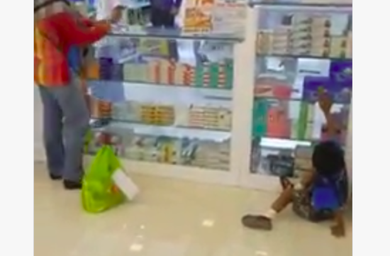 Lihat bungkus kondom di mall, bocah ngerengek minta ibunya beliin dikiranya permen