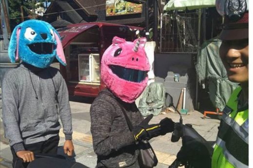 Pakai helm modif mirip boneka kartun diberhentiin polisi