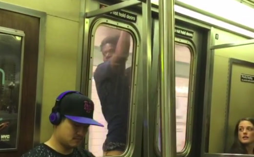 Gelantungan di pintu kereta subway, terinspirasi kenek bus di Indonesia?