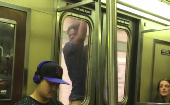 Gelantungan di pintu kereta subway, terinspirasi kenek bus di Indonesia?