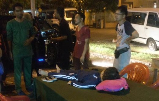 Makan sekeluarga, anak kecil ketinggalan sendirian di warung ikan bakar