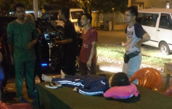 Makan sekeluarga, anak kecil ketinggalan sendirian di warung ikan bakar