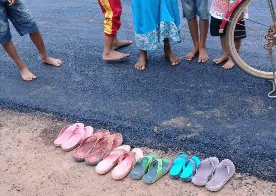 Anak-anak Lampung Tengah lepas sandal di jalan yang baru diaspal