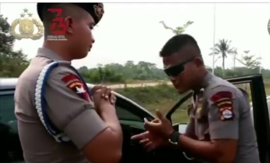 Video lucu: Ikutan Kiki Challenge, anggota Brimob dihukum
