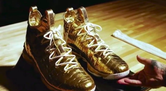 Bisa buat beli rumah: Nike rilis sepatu lapis emas seharga Rp 1,4 M