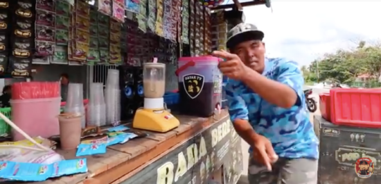 Video: Pedagang minuman pinggir jalan beraksi bak bartender