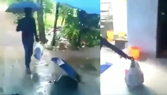 Video: Kayak belanjaan, anak kecil ditenteng pakai plastik saat hujan