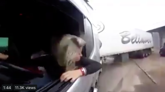 Video: Perempuan parkir truk besar, skill nya keren banget!