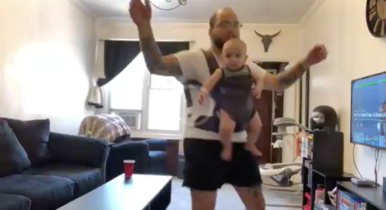 Video viral: Ayah gendong bayi sambil joget, bayi nya diam aja