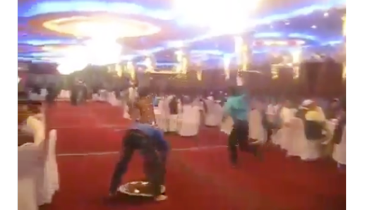 Fast food level dewa: Pramusaji lari cepat bawa nampan makanan