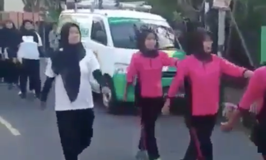 Videonya viral: Ibu diketawain karena salah ikut kelompok gerak jalan