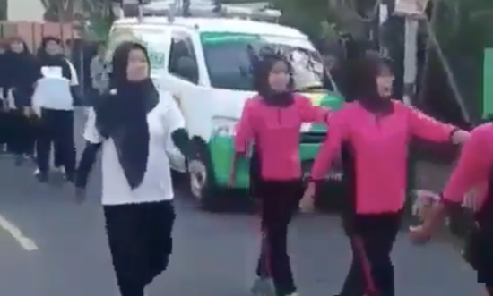 Videonya viral: Ibu diketawain karena salah ikut kelompok gerak jalan