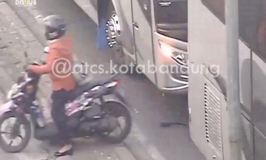 Video: Ditegur lewat pengeras suara, pemotor di Bandung cuek putar balik terjang median jalan