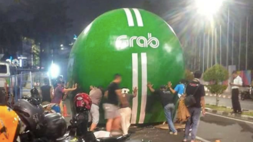Halangi trotoar, halte helm raksasa milik Grab di Senayan dipindahkan