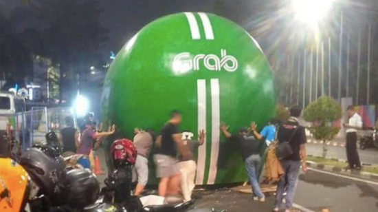 Halangi trotoar, halte helm raksasa milik Grab di Senayan dipindahkan