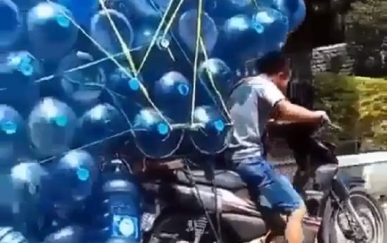 Video: Bawa puluhan galon air di satu motor, mungkin kebanyakan nonton sirkus