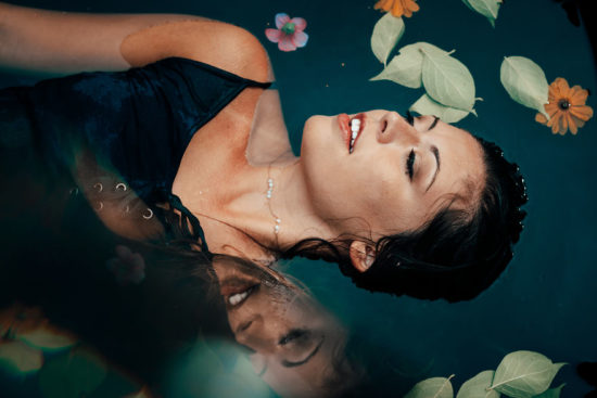 Murah meriah! Fotografer hasilkan karya keren berbekal kolam anak, kain, dan bunga palsu