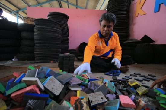 Surabaya bakal punya jogging track dari limbah sandal