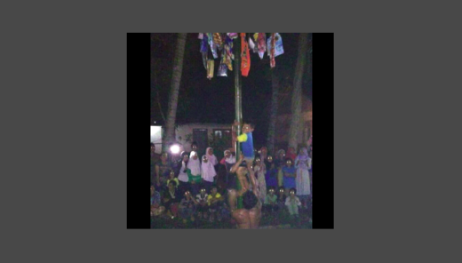 Panjat pinang malam-malam, penampakan fotonya menyeramkan