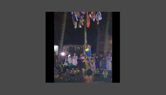 Panjat pinang malam-malam, penampakan fotonya menyeramkan