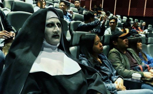 Nih orang dandan mirip Valak nonton ‘The Nun’ di bioskop