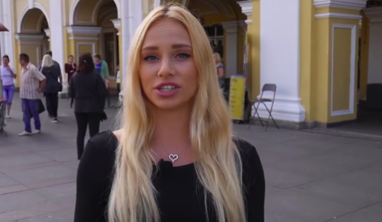 Mahasiswi Rusia sirami selangkangan pria-pria ngangkang di transportasi umum