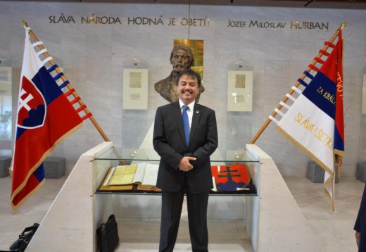 Imajinasi netizen soal barang negara yang konon dibawa Roy Suryo